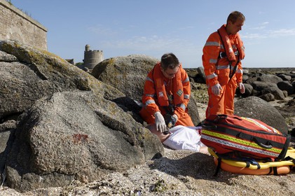 La société nationale de sauvetage en mer est une des expressions les plus abouties de la solidarité des gens de mer face aux drames et accidents maritimes à proximité de nos côtes.La SNSM actuelle est née en 1967, mais depuis plus d'un siècle et demi, des bénévoles issus du monde maritime professionnel et, de plus en plus désormais, d'autres milieux s'investissent localement pour apporter une aide irremplaçable aux usagers de la mer. Association reconnue d'utilité publique dont la mission première est le sauvetage des personnes en danger en mer, la SNSM exerce trois types d'activités : le sauvetage en mer proprement dit, la formation des nageurs sauveteurs saisonniers et la prévention des risques nautiques.Nous avons coutume de dire de nos équipages qu'ils donnent tout et ne prennent rien..sauf les risquesXavier de la Gorce , Président de la SNSM
