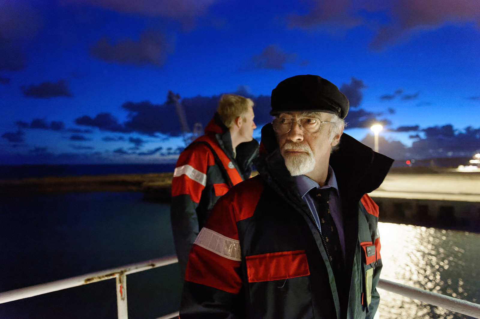 Une manoeuvre réussie est une catastrophe évitée de justesse dit-on.Une formule sans doute excessive mais qui a le mérite de maintenir à l'esprit de chacun qu'il n'existe pas de routine quand il s'agit de manoeuvrer des géants de plusieurs dizaines de milliers de tonnes dans les écluses et les bassins portuaires avec une précision de l'ordre du mètre. Tout l'art du pilote, fin connaisseur des lieux et de leurs pièges, est d'appréhender rapidement le comportement et les capacités manoeuvrières d'un navire inconnu. C'est à lui en effet qu'il appartient de conseiller le pacha pour la bonne réalisation de ce qui reste l'une des phases les plus délicates de l'expédition maritime : l'entrée en port puis l'accostage.
