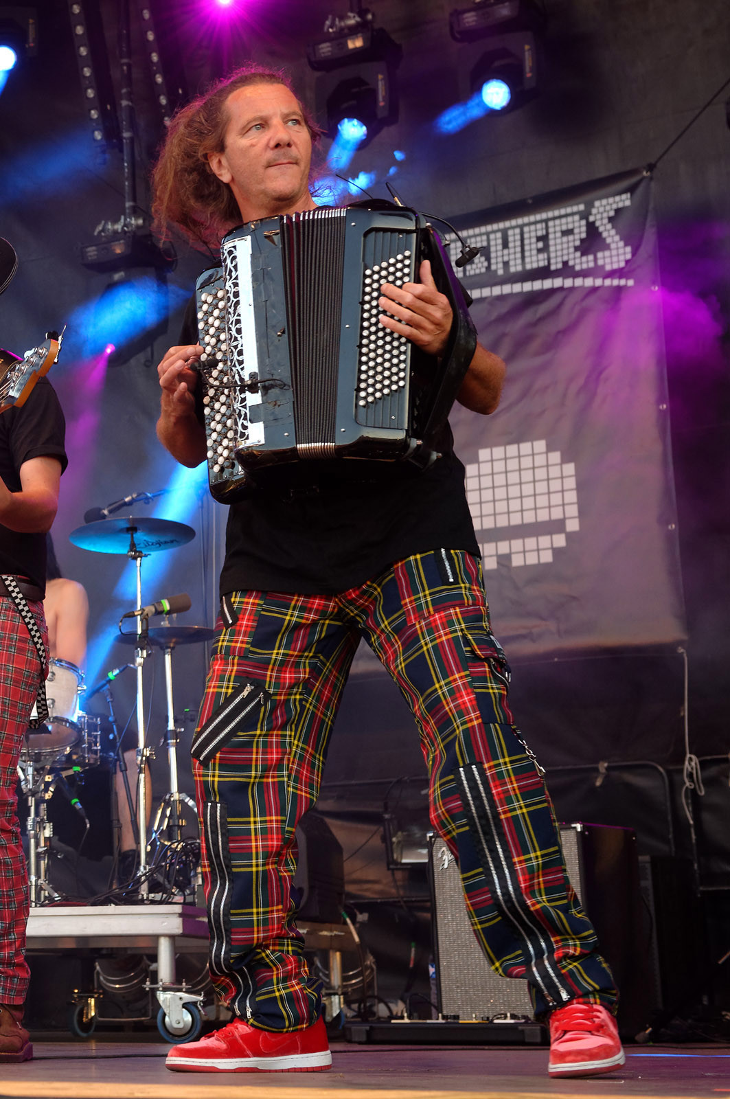 The ShoepolishersLes cireurs de pompe, dans la langue de Molière, n'en sont pas à leur coup d'essai. Avec pas moins de quatre albums dont un double live et un DVD vendu à plus de 10 000 exemplaires à leur actif, les Shoepolishers ont usé leurs savates sur une ribambelle de scènes et de festivals qu'ils ont peine à dénombrer. Leur musique, savant mélange folk rock agrémenté de consonances celtiques aux paroles un brin délirantes, constitue une invitation pour Blairoland. Ce monde fictif, peuplé de farfelus personnages dans un imaginaire conçu de toutes pièces, répand une énergie aussi électrisante que contagieuse sur scène. (http:  www.shoepolishers.fr)