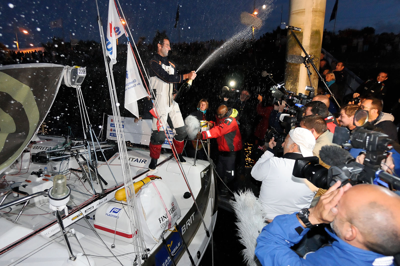 Armel LE CLEAC'HLa rade de Cherbourg-en-Cotentin, qui figure parmi les plus grandes rades atificielles au monde, offre aux passionnés, débutants ou confirmés, la possibilité de pratiquer voile, aviron de mer, surf, kayak, ski nautique, funboard, plongée, kitesurf, waveski…