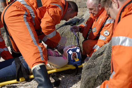 La société nationale de sauvetage en mer est une des expressions les plus abouties de la solidarité des gens de mer face aux drames et accidents maritimes à proximité de nos côtes.La SNSM actuelle est née en 1967, mais depuis plus d'un siècle et demi, des bénévoles issus du monde maritime professionnel et, de plus en plus désormais, d'autres milieux s'investissent localement pour apporter une aide irremplaçable aux usagers de la mer. Association reconnue d'utilité publique dont la mission première est le sauvetage des personnes en danger en mer, la SNSM exerce trois types d'activités : le sauvetage en mer proprement dit, la formation des nageurs sauveteurs saisonniers et la prévention des risques nautiques.Nous avons coutume de dire de nos équipages qu'ils donnent tout et ne prennent rien..sauf les risquesXavier de la Gorce , Président de la SNSM
