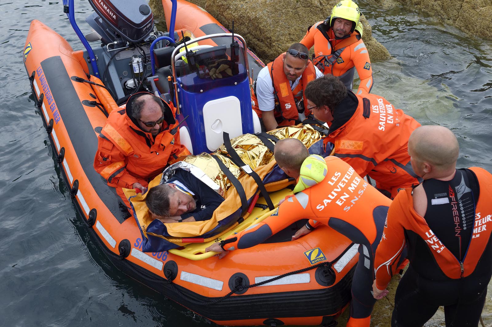 La société nationale de sauvetage en mer est une des expressions les plus abouties de la solidarité des gens de mer face aux drames et accidents maritimes à proximité de nos côtes.La SNSM actuelle est née en 1967, mais depuis plus d'un siècle et demi, des bénévoles issus du monde maritime professionnel et, de plus en plus désormais, d'autres milieux s'investissent localement pour apporter une aide irremplaçable aux usagers de la mer. Association reconnue d'utilité publique dont la mission première est le sauvetage des personnes en danger en mer, la SNSM exerce trois types d'activités : le sauvetage en mer proprement dit, la formation des nageurs sauveteurs saisonniers et la prévention des risques nautiques.Nous avons coutume de dire de nos équipages qu'ils donnent tout et ne prennent rien..sauf les risquesXavier de la Gorce , Président de la SNSM