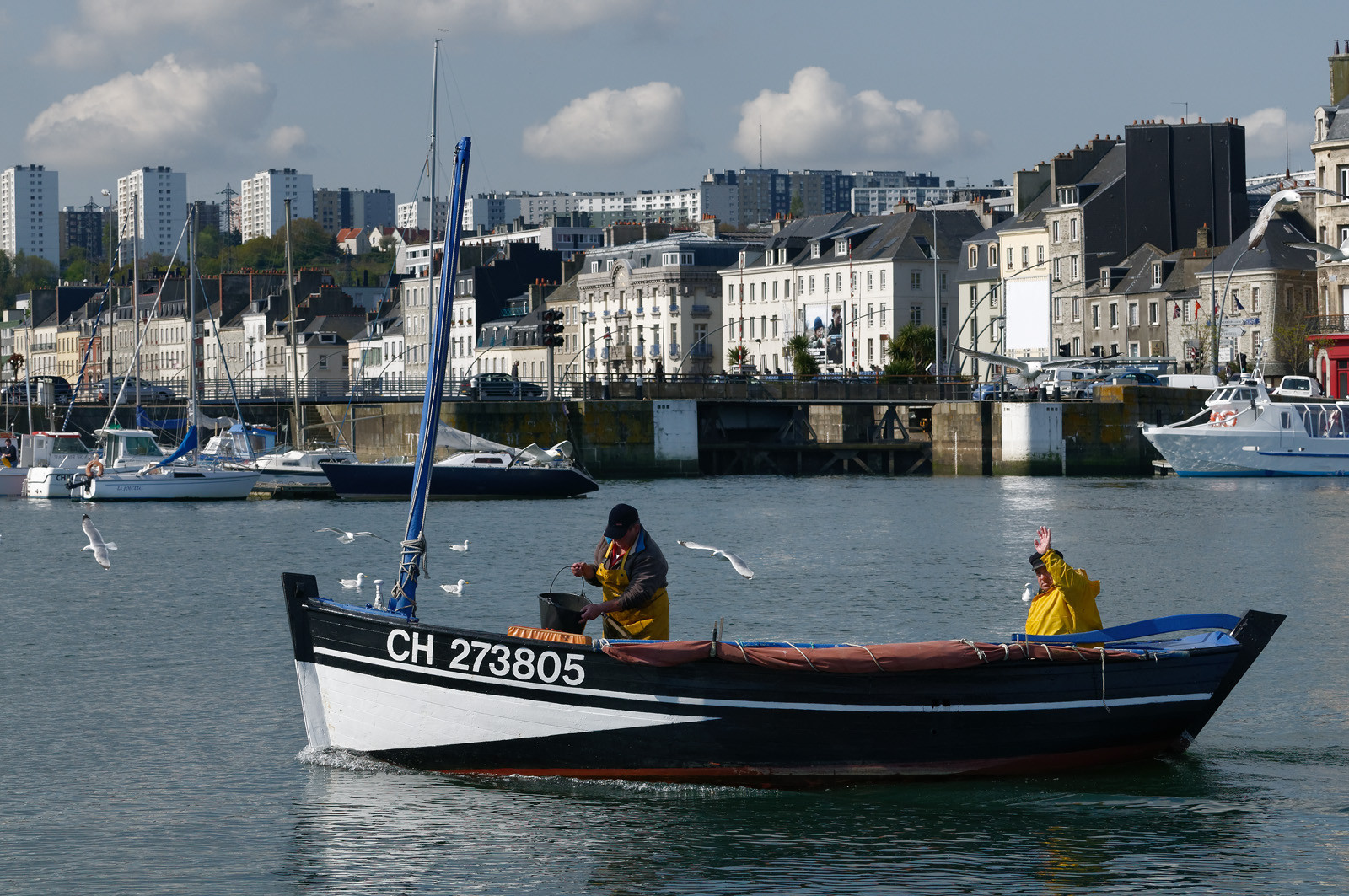 Une ville résolument tournée vers la mer.Cherbourg-en-Cotentin est située dans la presqu'île du Cotentin, à la pointe Ouest de la Normandie. (ville-cherbourg.fr)Un lieu incontournable en Normandie : La Cité de la Mer (http:  www.citedelamer.com)