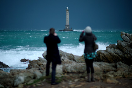 Le phare de Goury, situé sur la commune d'Auderville (Manche) et mis en service en 1837, signale l'un des courants de marée les plus forts d'Europe : le Raz Blanchard. Il est inscrit aux monuments historiques depuis 2009.