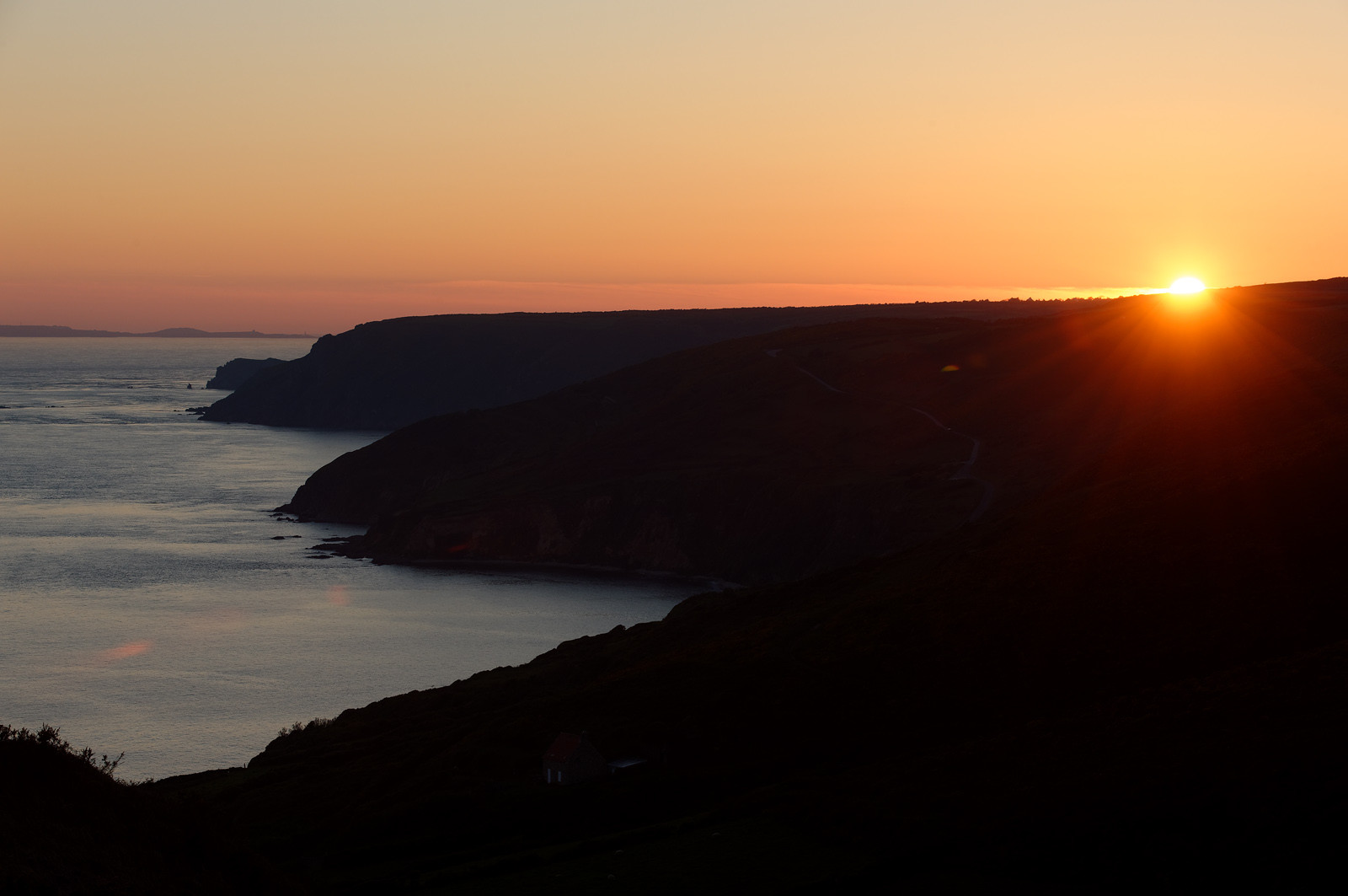 Situé sur la commune de Jobourg (Manche), le Nez de Jobourg s'élève à 126 mètres de haut, classé parmi les plus hautes d'Europe.En empruntant le sentier des douaniers, le promeneur voit la nature se décliner sous toutes ses formes,Le Nez de Jobourg offre un panorama exceptionnel, du cap de la Hague jusqu'au cap de Flamanville, ainsi que sur les îles Anglo-Normandes.