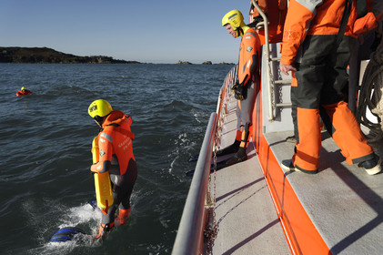 La station est idéalement située à la pointe du nord Cotentin sur la commune d'Auderville.Située aux abords du Raz Blanchard , à 10 miles nautique d'Aurigny et des Iles Anglo-Normandes, le rayon d'action de la station est vaste et se situe de la pointe de Flamanville coté ouest jusqu'au cap Lévy dans l'est.L'abri a une architecture unique en France et sa spécificité réside sur le fait que l'ensemble canot chariot (soit presque 30 tonnes au total ) pivote sur un axe d'une cale à l'autre afin d'être opérationnel  24 heures sur 24 et 365 jours par an quelque soit la marée et les conditions météorologiques.