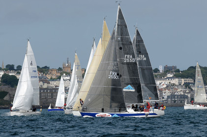 La rade de Cherbourg-en-Cotentin, qui figure parmi les plus grandes rades atificielles au monde, offre aux passionnés, débutants ou confirmés, la possibilité de pratiquer voile, aviron de mer, surf, kayak, ski nautique, funboard, plongée, kitesurf, waveski…