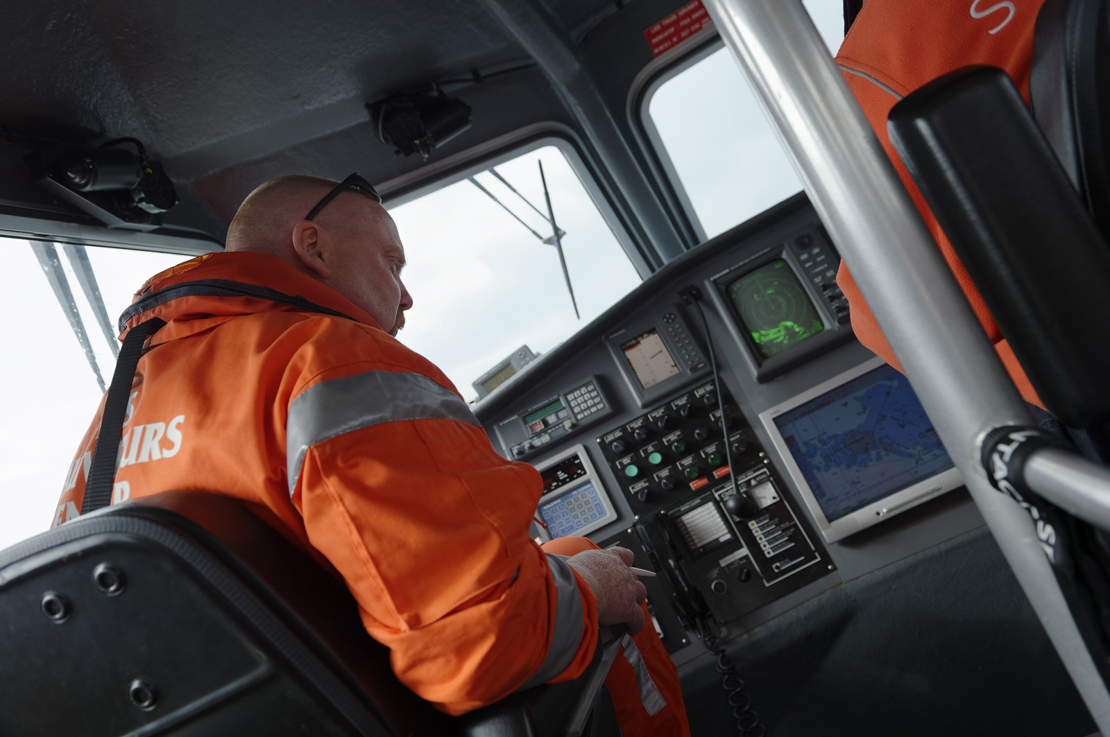 La société nationale de sauvetage en mer est une des expressions les plus abouties de la solidarité des gens de mer face aux drames et accidents maritimes à proximité de nos côtes.La SNSM actuelle est née en 1967, mais depuis plus d'un siècle et demi, des bénévoles issus du monde maritime professionnel et, de plus en plus désormais, d'autres milieux s'investissent localement pour apporter une aide irremplaçable aux usagers de la mer. Association reconnue d'utilité publique dont la mission première est le sauvetage des personnes en danger en mer, la SNSM exerce trois types d'activités : le sauvetage en mer proprement dit, la formation des nageurs sauveteurs saisonniers et la prévention des risques nautiques.Nous avons coutume de dire de nos équipages qu'ils donnent tout et ne prennent rien..sauf les risquesXavier de la Gorce , Président de la SNSM