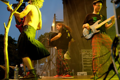 The ShoepolishersLes cireurs de pompe, dans la langue de Molière, n'en sont pas à leur coup d'essai. Avec pas moins de quatre albums dont un double live et un DVD vendu à plus de 10 000 exemplaires à leur actif, les Shoepolishers ont usé leurs savates sur une ribambelle de scènes et de festivals qu'ils ont peine à dénombrer. Leur musique, savant mélange folk rock agrémenté de consonances celtiques aux paroles un brin délirantes, constitue une invitation pour Blairoland. Ce monde fictif, peuplé de farfelus personnages dans un imaginaire conçu de toutes pièces, répand une énergie aussi électrisante que contagieuse sur scène. (http:  www.shoepolishers.fr)