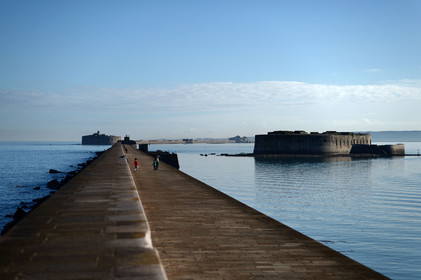 Une ville résolument tournée vers la mer.Cherbourg-en-Cotentin est située dans la presqu'île du Cotentin, à la pointe Ouest de la Normandie. (ville-cherbourg.fr)Un lieu incontournable en Normandie : La Cité de la Mer (http:  www.citedelamer.com)