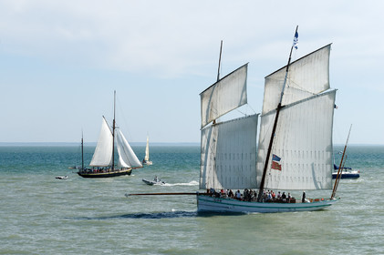 La rade de Cherbourg-en-Cotentin, qui figure parmi les plus grandes rades atificielles au monde, offre aux passionnés, débutants ou confirmés, la possibilité de pratiquer voile, aviron de mer, surf, kayak, ski nautique, funboard, plongée, kitesurf, waveski…