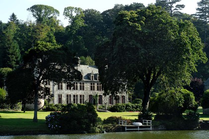 Situé sur la commune d'Urville-Nacqueville, l'ensemble ravissant du Château et du Parc de Nacqueville est caché dans une vallée côtière et verdoyante à 20 minutes à l'ouest de Cherbourg, dans la presqu'île du Cotentin (Manche).