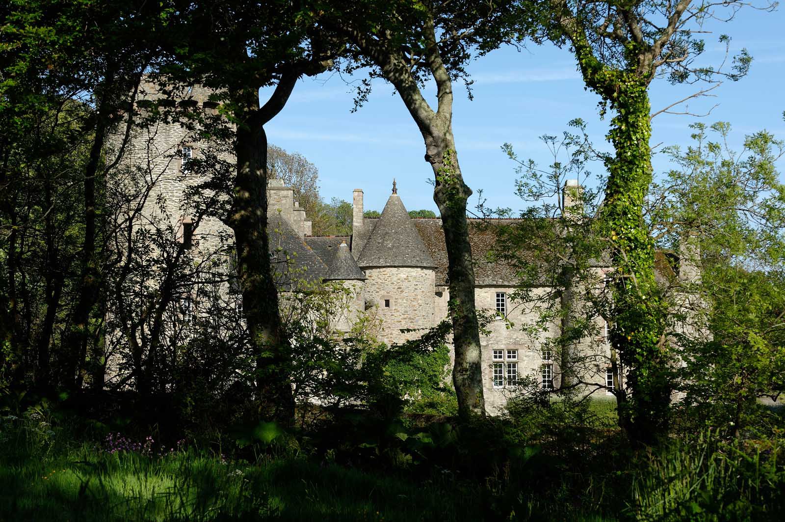 Le manoir du Dur Ecu est situé sur la commune d'Urville-Nacqueville (Manche).La légende attribue son nom à un épisode guerrier au cours duquel Guillaume le Conquérant aurait eu la vie sauvée par Robert Le Fort qui le protégea de son bouclier (on disait alors un écu).