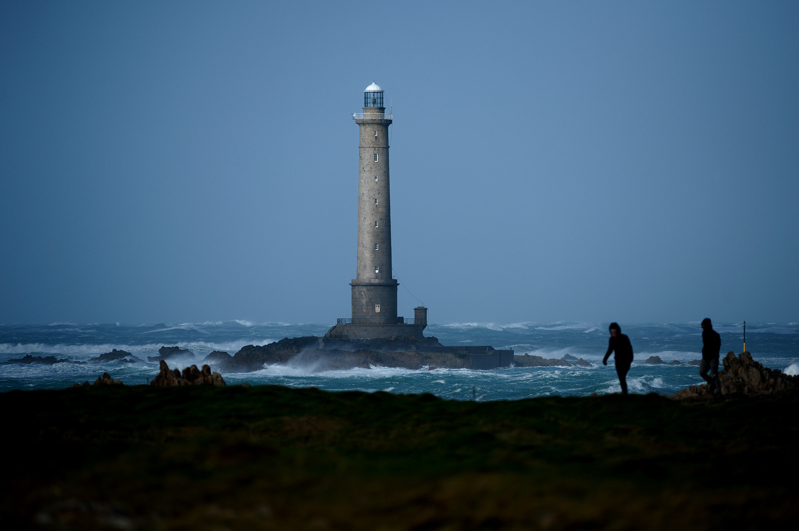 Le phare de Goury, situé sur la commune d'Auderville (Manche) et mis en service en 1837, signale l'un des courants de marée les plus forts d'Europe : le Raz Blanchard. Il est inscrit aux monuments historiques depuis 2009.