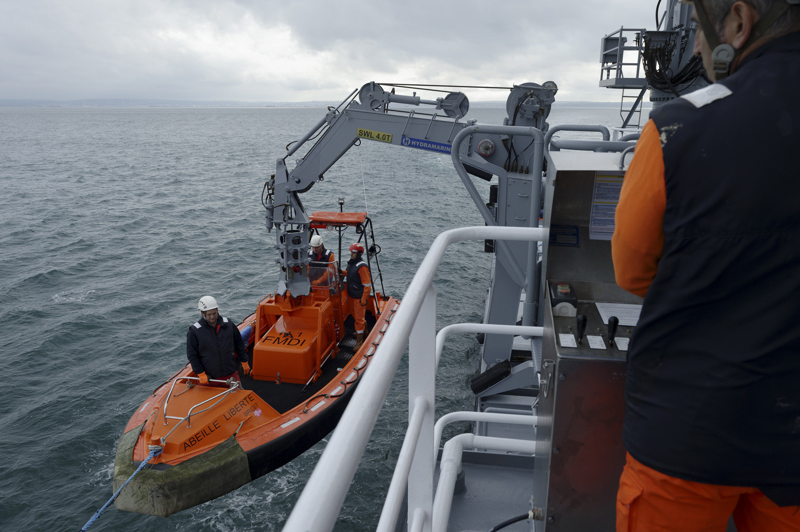 Basée à Cherbourg-en-Cotentin, l'Abeille Liberté, dont l'équipage compte 12 officiers et marins civils, agit pricipalement en Manche centrale. Les caractéristiques de l'Abeille Liberté sont impressionnantes : 21 000 chevaux, 19,5 noeuds, 200 tonnes de traction au treuil de remorquage, capacité de remorquer les plus grands porte-conteneurs actuels. C'est aussi une unité de sauvetage des personnes offrant la possibilité de recueillir à bord plus de 300 naufragés.
