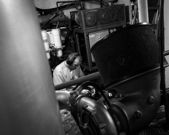 Marin pêcheur.. Deux mots qui suscitent tant de sentiments divers chez les gens de terre... Respect, admiration pour cette liberté, ce courage, mais aussi souvent peur et angoisse. Sont-ils fous ou désepérés pour risquer ainsi leurs vies quotidiennement ? Non, justes passionnés par leur métier, la mer est leur grande histoire d'amour.Le salaire de la peur des forcats de la mer, le journaliste avait raison.Ces photographies réalisées au cours de plusieurs marées à bord du Yannick, chalutier cherbourgeois, vous décrivent l'histoire d'un navire, d'un équipage, d'une famille. Vous embarquez à leurs côtés et découvrez leurs conditions de travail, la tempête, la fatigue, et, au détour d'une image, un sourire.Sophie LeroyDirectice de l'Armement Cherbourgeois