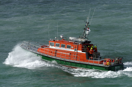 La station est idéalement située à la pointe du nord Cotentin sur la commune d'Auderville.Située aux abords du Raz Blanchard , à 10 miles nautique d'Aurigny et des Iles Anglo-Normandes, le rayon d'action de la station est vaste et se situe de la pointe de Flamanville coté ouest jusqu'au cap Lévy dans l'est.L'abri a une architecture unique en France et sa spécificité réside sur le fait que l'ensemble canot chariot (soit presque 30 tonnes au total ) pivote sur un axe d'une cale à l'autre afin d'être opérationnel  24 heures sur 24 et 365 jours par an quelque soit la marée et les conditions météorologiques.