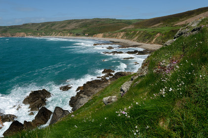 Cette baie bien abritée est une plage de galets et de sable fin, et tire son nom des moulins qui existaient autrefois dans la vallée qui la surplombe (écailler le grain). Les roches de l'anse de Cul Rond figurent parmi les plus anciennes de France : plus de 2 milliards d'années.