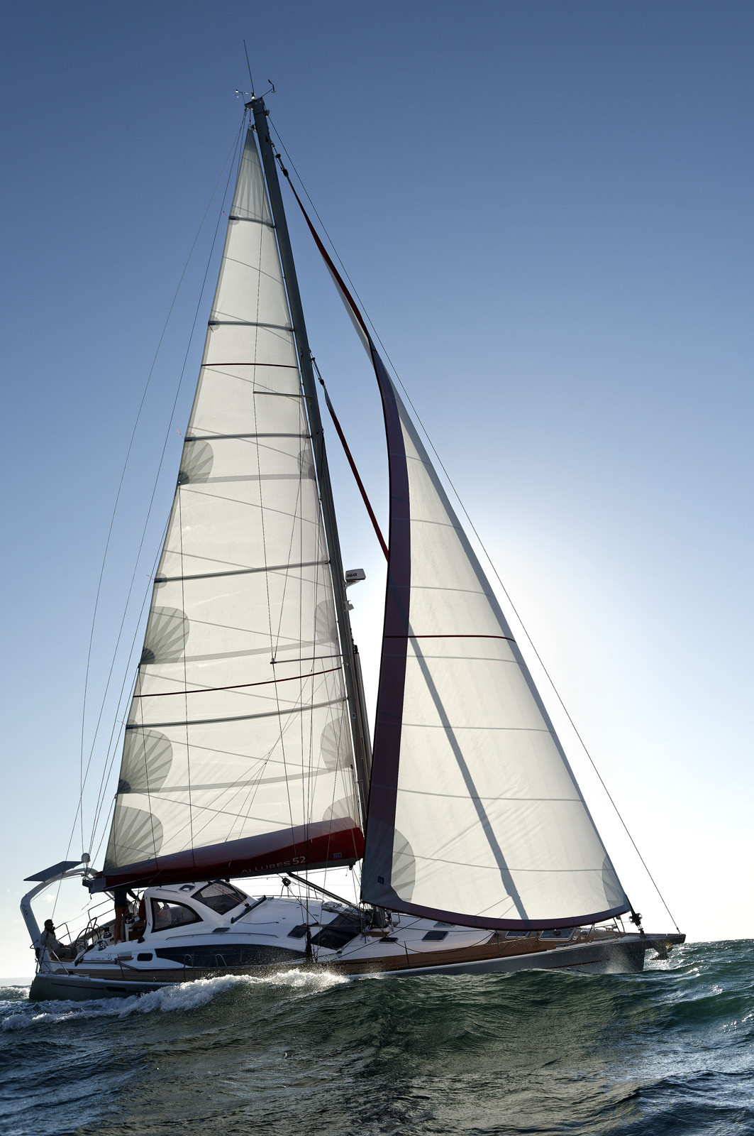 La rade de Cherbourg-en-Cotentin, qui figure parmi les plus grandes rades atificielles au monde, offre aux passionnés, débutants ou confirmés, la possibilité de pratiquer voile, aviron de mer, surf, kayak, ski nautique, funboard, plongée, kitesurf, waveski…