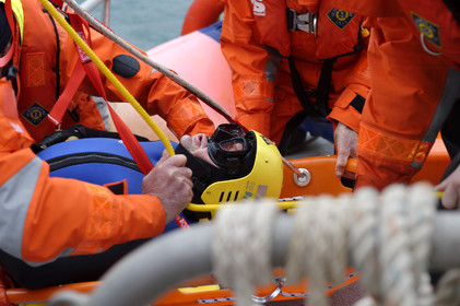 La station est idéalement située à la pointe du nord Cotentin sur la commune d'Auderville.Située aux abords du Raz Blanchard , à 10 miles nautique d'Aurigny et des Iles Anglo-Normandes, le rayon d'action de la station est vaste et se situe de la pointe de Flamanville coté ouest jusqu'au cap Lévy dans l'est.L'abri a une architecture unique en France et sa spécificité réside sur le fait que l'ensemble canot chariot (soit presque 30 tonnes au total ) pivote sur un axe d'une cale à l'autre afin d'être opérationnel  24 heures sur 24 et 365 jours par an quelque soit la marée et les conditions météorologiques.