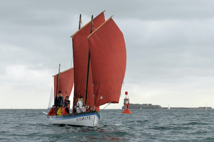 La rade de Cherbourg-en-Cotentin, qui figure parmi les plus grandes rades atificielles au monde, offre aux passionnés, débutants ou confirmés, la possibilité de pratiquer voile, aviron de mer, surf, kayak, ski nautique, funboard, plongée, kitesurf, waveski…