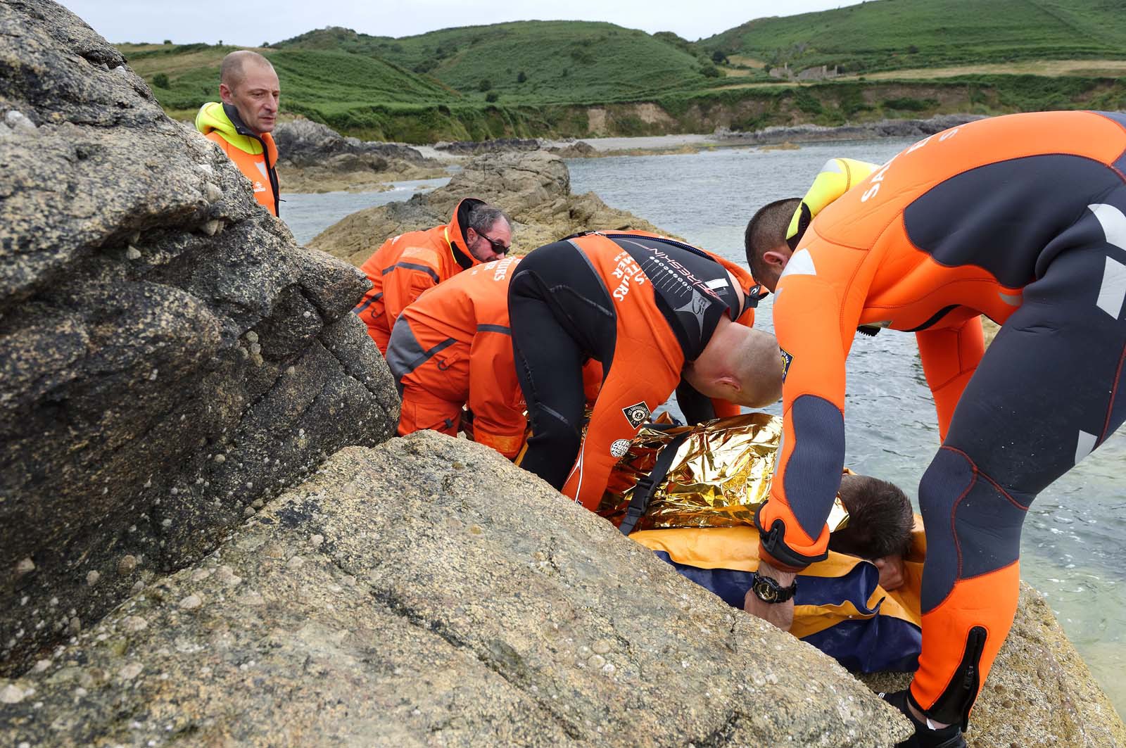 La société nationale de sauvetage en mer est une des expressions les plus abouties de la solidarité des gens de mer face aux drames et accidents maritimes à proximité de nos côtes.La SNSM actuelle est née en 1967, mais depuis plus d'un siècle et demi, des bénévoles issus du monde maritime professionnel et, de plus en plus désormais, d'autres milieux s'investissent localement pour apporter une aide irremplaçable aux usagers de la mer. Association reconnue d'utilité publique dont la mission première est le sauvetage des personnes en danger en mer, la SNSM exerce trois types d'activités : le sauvetage en mer proprement dit, la formation des nageurs sauveteurs saisonniers et la prévention des risques nautiques.Nous avons coutume de dire de nos équipages qu'ils donnent tout et ne prennent rien..sauf les risquesXavier de la Gorce , Président de la SNSM