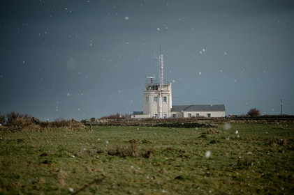 Sémaphore de GouryL'implantation des sémaphores en des points remarquables de la côte et leurs capacités opérationnelles de veille optique et radar les conduisent tout naturellement à participer activement à des missions plus générales relevant de la fonction de garde-côte.Au quotidien, les sémaphores restent un lien direct et simple entre les navigateurs côtiers, plaisanciers comme professionnels, et la terre. Leur présence rassure et ils sont en permanence sollicités pour des informations de toutes natures ou des précisions quant aux prévisions météorologiques locales.