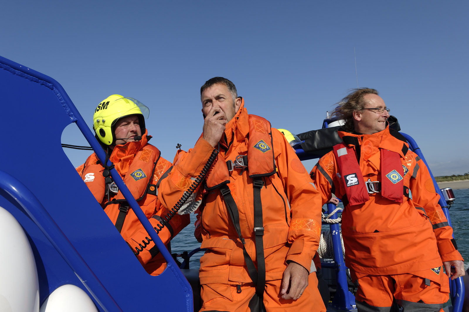 La société nationale de sauvetage en mer est une des expressions les plus abouties de la solidarité des gens de mer face aux drames et accidents maritimes à proximité de nos côtes.La SNSM actuelle est née en 1967, mais depuis plus d'un siècle et demi, des bénévoles issus du monde maritime professionnel et, de plus en plus désormais, d'autres milieux s'investissent localement pour apporter une aide irremplaçable aux usagers de la mer. Association reconnue d'utilité publique dont la mission première est le sauvetage des personnes en danger en mer, la SNSM exerce trois types d'activités : le sauvetage en mer proprement dit, la formation des nageurs sauveteurs saisonniers et la prévention des risques nautiques.Nous avons coutume de dire de nos équipages qu'ils donnent tout et ne prennent rien..sauf les risquesXavier de la Gorce , Président de la SNSM
