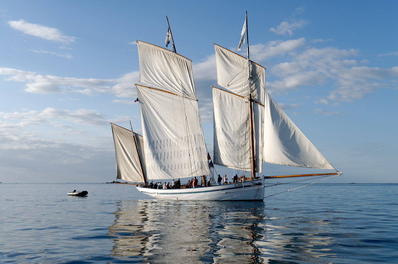 La rade de Cherbourg-en-Cotentin, qui figure parmi les plus grandes rades atificielles au monde, offre aux passionnés, débutants ou confirmés, la possibilité de pratiquer voile, aviron de mer, surf, kayak, ski nautique, funboard, plongée, kitesurf, waveski…