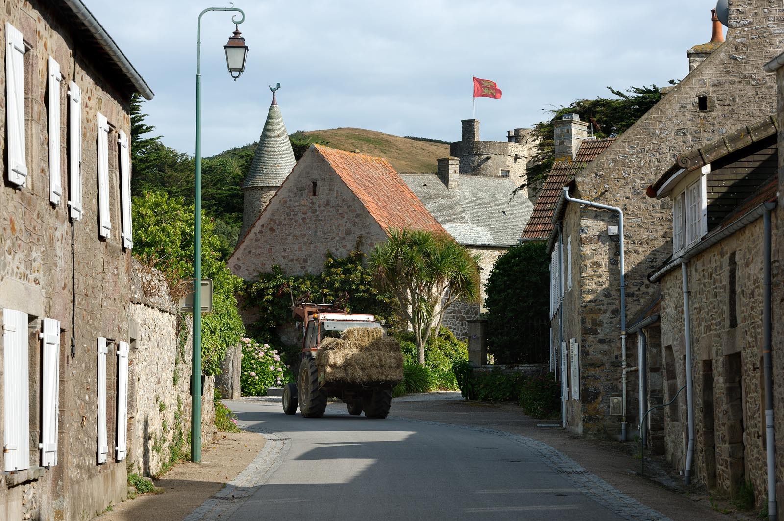 Le village de Vauville fait partie des sites classés de la Hague, Cap Cotentin. Les Pierres Pouquelées, galerie néolithique, sont un témoignage de l'Antiquité.La mare de Vauville est une réserve naturelle. Créée en 1976 c'est l'une des 135 réserves naturelles de France. Géré par le Groupe Ornithologique Normand depuis 1983, c'est un marais d'eau douce protégé de la mer par un étroit cordon dunaire. La mare de Vauville fait 62 ha, il y a plus de 150 espèces d'oiseaux ainsi que de 350 plantes et 16 espèces de batraciens.Un édifice autrefois religieux domine le village. C'est le prieuré de Vauville construit dans les landes, sur le haut d'une colline.Créé par Eric et Nicole Pellerin en 1947, l'exceptionnel jardin botanique du château de Vauville occupe plus de 40 000 m2. Abritant plus de 1000 espèces de l'hémisphère austral, le jardin entoure le château de Vauville dans une ambiance subtropicale tout à fait surprenante.
