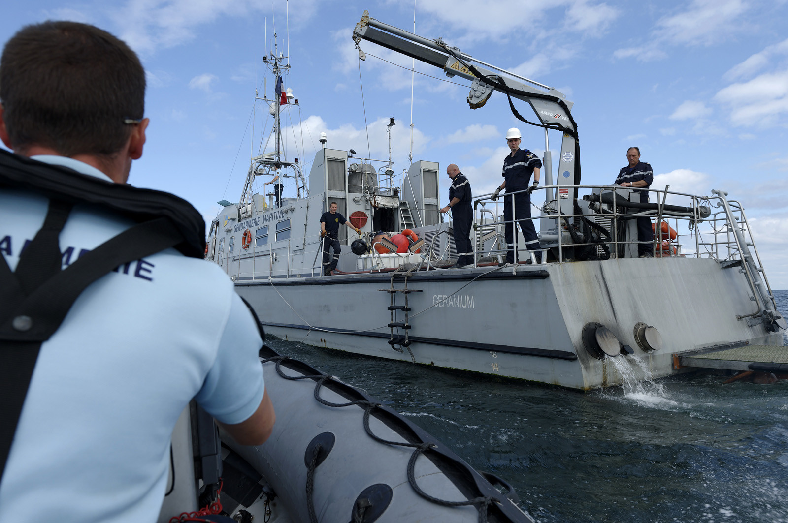 Le Géranium est entré en service en février 1997, et comme il est de tradition dans la gendarmerie, toutes les unités d'une même série portent des noms relevant d'une thématique unique (la Jonquille, la Violette et le Jasmin). L'identité professionnelle des gendarmes maritimes correspond à leur expertise d'enquêteurs et d'officiers de police judiciaire.
