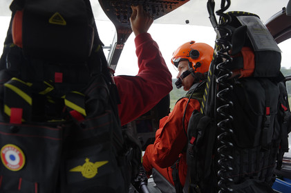 Particulièrement visibles et reconnaissables, les EC 145 de la sécurité civile sont rouge et jaune et ont pour indicatif radio leur nom de famille Dragon, suivi du numéro de département dans lequel ils sont stationnés. Le positionnement de Dragon 50, basé à Granville, à l'ouvert de la Baie du Mont-Saint-Michel ne doit rien au hasard. Il constitue en effet un élément central du dispositif mis en oeuvre pour sécuriser la Baie face aux dangers que représentent ses célèbres mais redoutables marées. Chaque année, plusieurs dizaines de personnes, promeneurs ou pêcheurs à pieds, lui doivent d'avoir été tirées d'un très mauvais pas, voire sauvées d'une mort certaine.