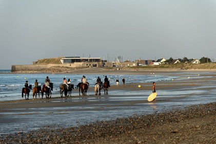 La grande plage de sable fin d'Urville-Nacqueville est devenue la station balnéaire, depuis le début des années 1900, la plus proche de Cherbourg. On peut y pratiquer de nombreuses activités nautiques grâce notemment au Pôle Nautique Hague.