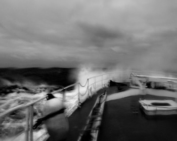 Marin pêcheur.. Deux mots qui suscitent tant de sentiments divers chez les gens de terre... Respect, admiration pour cette liberté, ce courage, mais aussi souvent peur et angoisse. Sont-ils fous ou désepérés pour risquer ainsi leurs vies quotidiennement ? Non, justes passionnés par leur métier, la mer est leur grande histoire d'amour.Le salaire de la peur des forcats de la mer, le journaliste avait raison.Ces photographies réalisées au cours de plusieurs marées à bord du Yannick, chalutier cherbourgeois, vous décrivent l'histoire d'un navire, d'un équipage, d'une famille. Vous embarquez à leurs côtés et découvrez leurs conditions de travail, la tempête, la fatigue, et, au détour d'une image, un sourire.Sophie LeroyDirectice de l'Armement Cherbourgeois