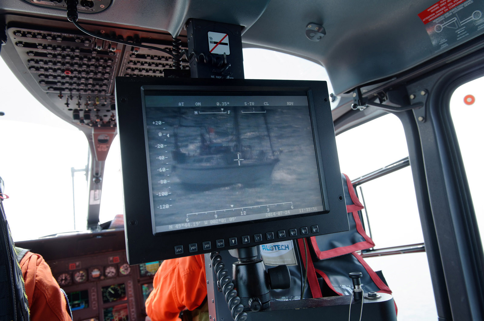 Outre les missions de surveillance générale, ces hélicoptères (EC 135) assurent le guidage des unités nautiques lors des opérations de contrôle ou d'interception. Avec leurs caméras thermiques et infra-rouge, ils sont en effet redoutables pour localiser, identifier et suivre un navire suspect, de jour comme de nuit et en toute discrétion.