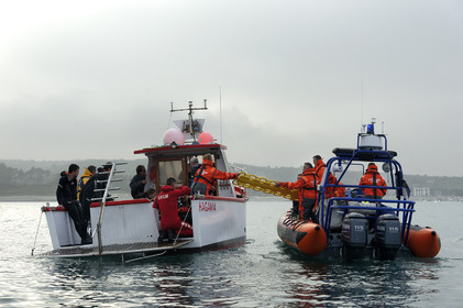 La société nationale de sauvetage en mer est une des expressions les plus abouties de la solidarité des gens de mer face aux drames et accidents maritimes à proximité de nos côtes.La SNSM actuelle est née en 1967, mais depuis plus d'un siècle et demi, des bénévoles issus du monde maritime professionnel et, de plus en plus désormais, d'autres milieux s'investissent localement pour apporter une aide irremplaçable aux usagers de la mer. Association reconnue d'utilité publique dont la mission première est le sauvetage des personnes en danger en mer, la SNSM exerce trois types d'activités : le sauvetage en mer proprement dit, la formation des nageurs sauveteurs saisonniers et la prévention des risques nautiques.Nous avons coutume de dire de nos équipages qu'ils donnent tout et ne prennent rien..sauf les risquesXavier de la Gorce , Président de la SNSM