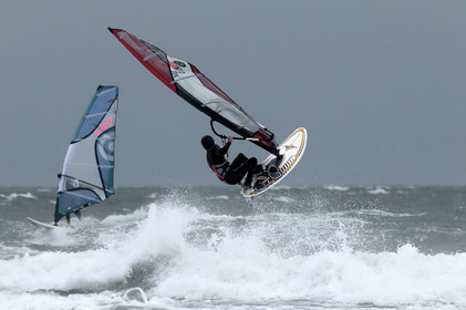 La rade de Cherbourg-en-Cotentin, qui figure parmi les plus grandes rades atificielles au monde, offre aux passionnés, débutants ou confirmés, la possibilité de pratiquer voile, aviron de mer, surf, kayak, ski nautique, funboard, plongée, kitesurf, waveski…