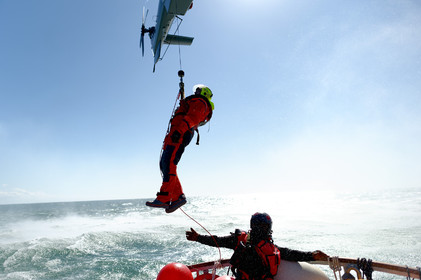La station est idéalement située à la pointe du nord Cotentin sur la commune d'Auderville.Située aux abords du Raz Blanchard , à 10 miles nautique d'Aurigny et des Iles Anglo-Normandes, le rayon d'action de la station est vaste et se situe de la pointe de Flamanville coté ouest jusqu'au cap Lévy dans l'est.L'abri a une architecture unique en France et sa spécificité réside sur le fait que l'ensemble canot chariot (soit presque 30 tonnes au total ) pivote sur un axe d'une cale à l'autre afin d'être opérationnel  24 heures sur 24 et 365 jours par an quelque soit la marée et les conditions météorologiques.