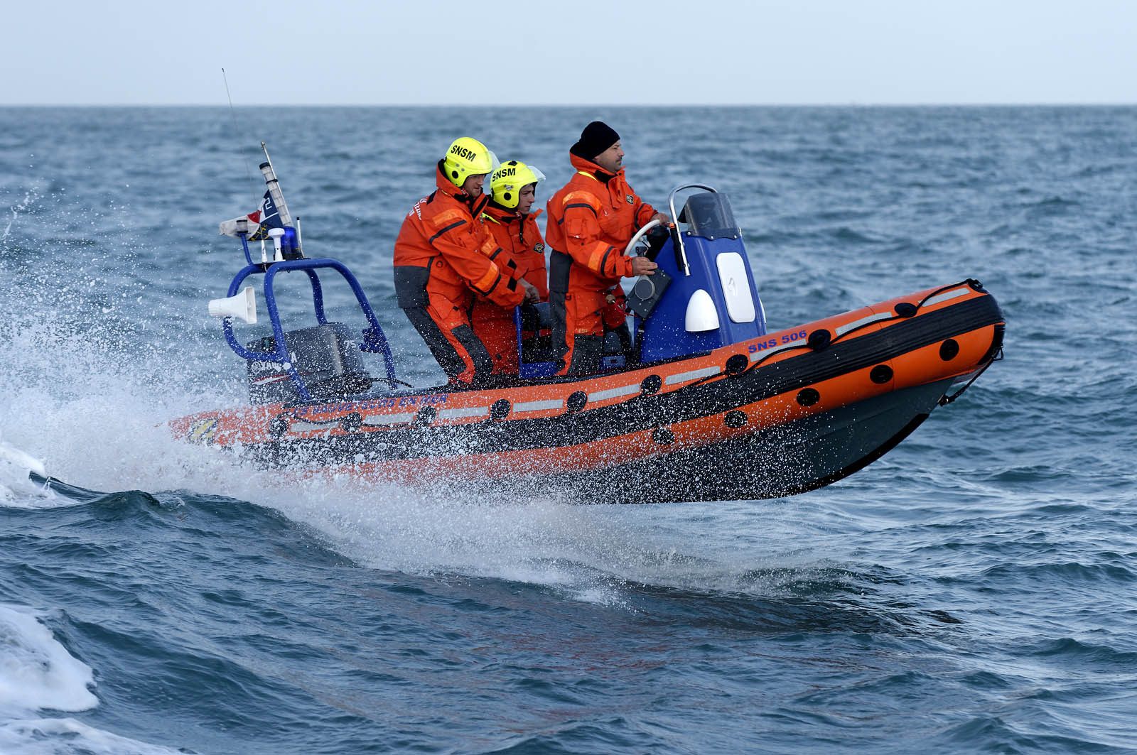 La station est idéalement située à la pointe du nord Cotentin sur la commune d'Auderville.Située aux abords du Raz Blanchard , à 10 miles nautique d'Aurigny et des Iles Anglo-Normandes, le rayon d'action de la station est vaste et se situe de la pointe de Flamanville coté ouest jusqu'au cap Lévy dans l'est.L'abri a une architecture unique en France et sa spécificité réside sur le fait que l'ensemble canot chariot (soit presque 30 tonnes au total ) pivote sur un axe d'une cale à l'autre afin d'être opérationnel  24 heures sur 24 et 365 jours par an quelque soit la marée et les conditions météorologiques.