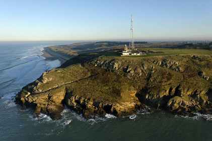 Sémaphore de Barneville-CarteretL'implantation des sémaphores en des points remarquables de la côte et leurs capacités opérationnelles de veille optique et radar les conduisent tout naturellement à participer activement à des missions plus générales relevant de la fonction de garde-côte.Au quotidien, les sémaphores restent un lien direct et simple entre les navigateurs côtiers, plaisanciers comme professionnels, et la terre. Leur présence rassure et ils sont en permanence sollicités pour des informations de toutes natures ou des précisions quant aux prévisions météorologiques locales.