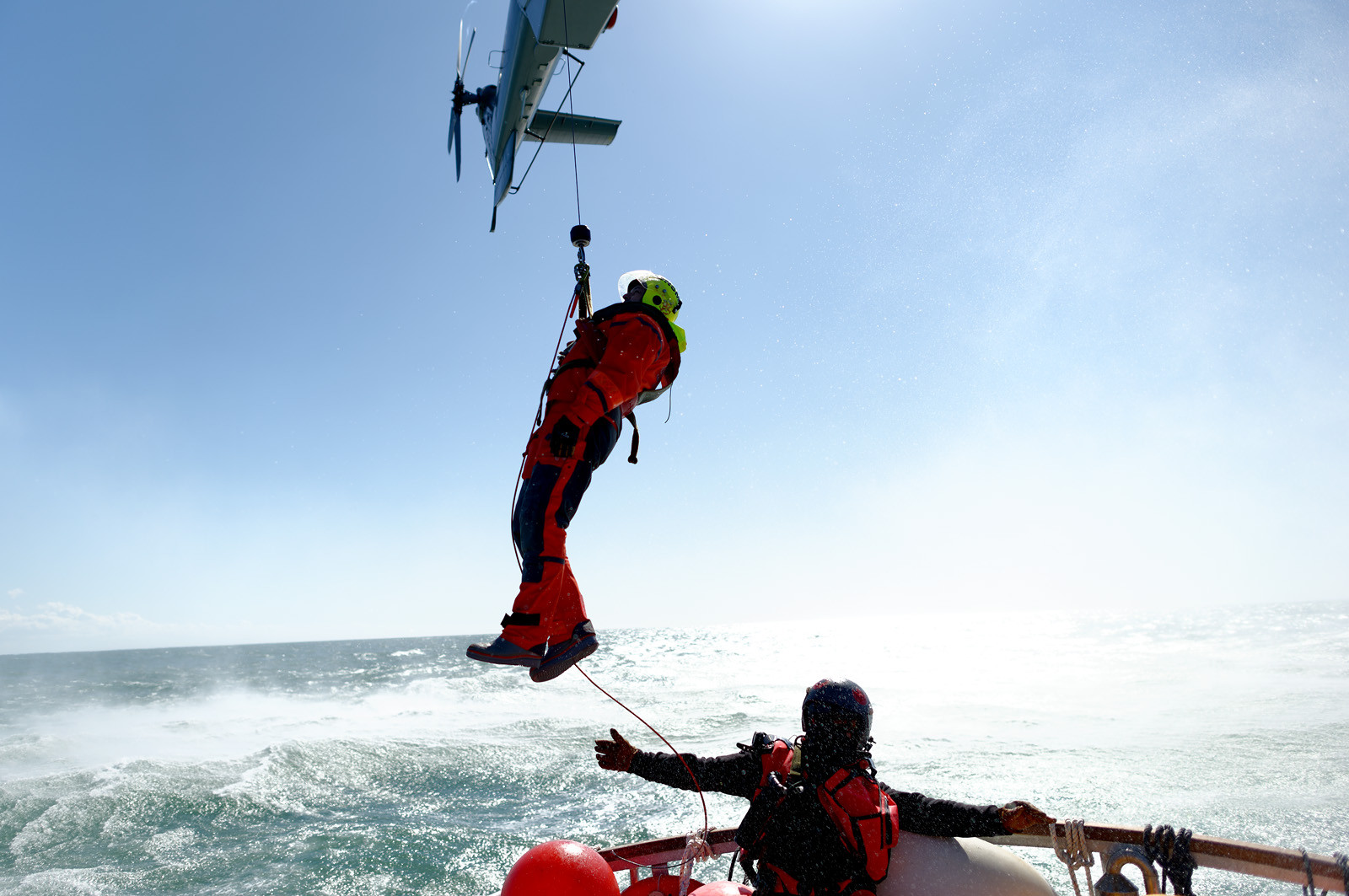 La station est idéalement située à la pointe du nord Cotentin sur la commune d'Auderville.Située aux abords du Raz Blanchard , à 10 miles nautique d'Aurigny et des Iles Anglo-Normandes, le rayon d'action de la station est vaste et se situe de la pointe de Flamanville coté ouest jusqu'au cap Lévy dans l'est.L'abri a une architecture unique en France et sa spécificité réside sur le fait que l'ensemble canot chariot (soit presque 30 tonnes au total ) pivote sur un axe d'une cale à l'autre afin d'être opérationnel  24 heures sur 24 et 365 jours par an quelque soit la marée et les conditions météorologiques.
