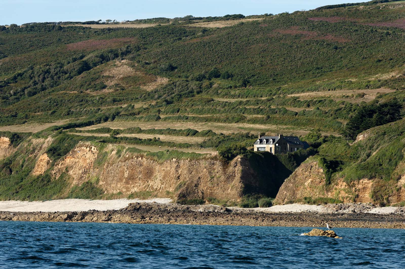 Le village de Vauville fait partie des sites classés de la Hague, Cap Cotentin. Les Pierres Pouquelées, galerie néolithique, sont un témoignage de l'Antiquité.La mare de Vauville est une réserve naturelle. Créée en 1976 c'est l'une des 135 réserves naturelles de France. Géré par le Groupe Ornithologique Normand depuis 1983, c'est un marais d'eau douce protégé de la mer par un étroit cordon dunaire. La mare de Vauville fait 62 ha, il y a plus de 150 espèces d'oiseaux ainsi que de 350 plantes et 16 espèces de batraciens.Un édifice autrefois religieux domine le village. C'est le prieuré de Vauville construit dans les landes, sur le haut d'une colline.Créé par Eric et Nicole Pellerin en 1947, l'exceptionnel jardin botanique du château de Vauville occupe plus de 40 000 m2. Abritant plus de 1000 espèces de l'hémisphère austral, le jardin entoure le château de Vauville dans une ambiance subtropicale tout à fait surprenante.