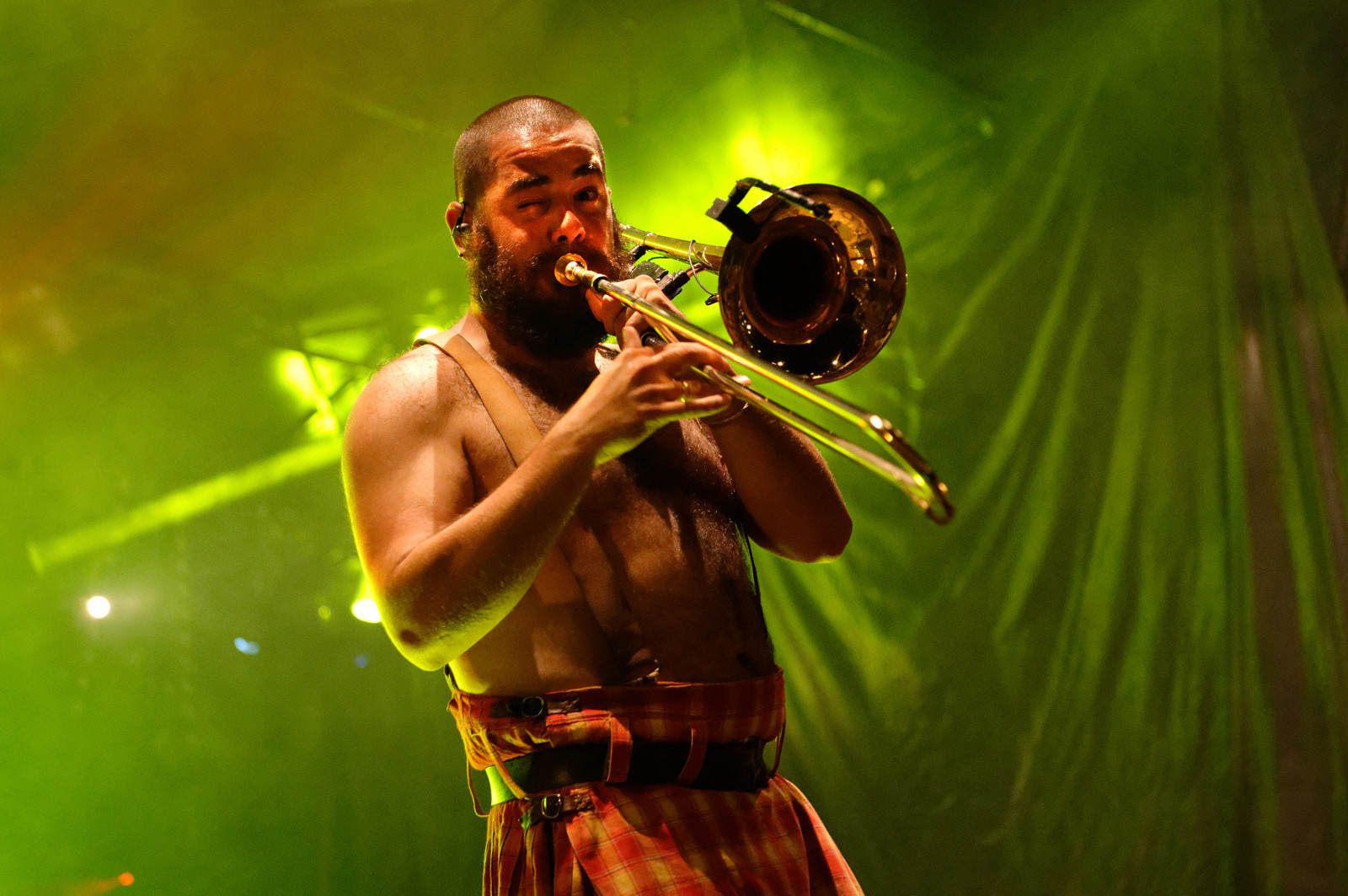 GOULAMAS'K voit le jour en 1999 dans la garrigue de Béziers. Dès les 1ers concerts, la couleur est donnée : un ska rock teinté de reggae punk, chanté en français, occitan, catalan et castillan, les langues natales des musiciens. Un des credo du groupe est la revendication et la reconnaissance de la diversité des langues et des cultures. Le nom même du groupe est tiré du mot occitan golamas (très usité dans la région du groupe et qui désigne quelqu'un de négligé, brouillon…). http:  www.goulamas-k.com