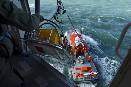 La station est idéalement située à la pointe du nord Cotentin sur la commune d'Auderville.Située aux abords du Raz Blanchard , à 10 miles nautique d'Aurigny et des Iles Anglo-Normandes, le rayon d'action de la station est vaste et se situe de la pointe de Flamanville coté ouest jusqu'au cap Lévy dans l'est.L'abri a une architecture unique en France et sa spécificité réside sur le fait que l'ensemble canot chariot (soit presque 30 tonnes au total ) pivote sur un axe d'une cale à l'autre afin d'être opérationnel  24 heures sur 24 et 365 jours par an quelque soit la marée et les conditions météorologiques.