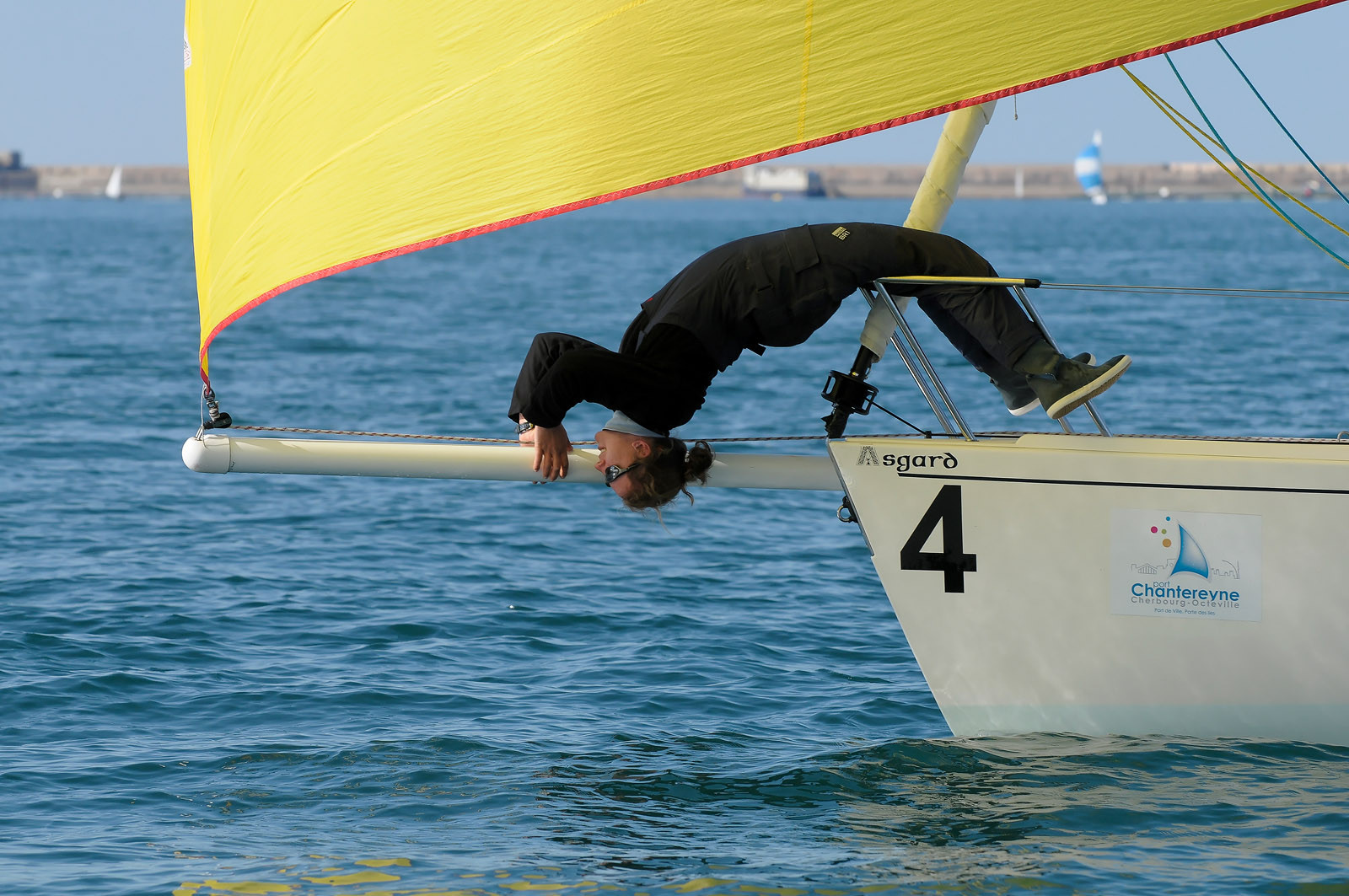 La rade de Cherbourg-en-Cotentin, qui figure parmi les plus grandes rades atificielles au monde, offre aux passionnés, débutants ou confirmés, la possibilité de pratiquer voile, aviron de mer, surf, kayak, ski nautique, funboard, plongée, kitesurf, waveski…
