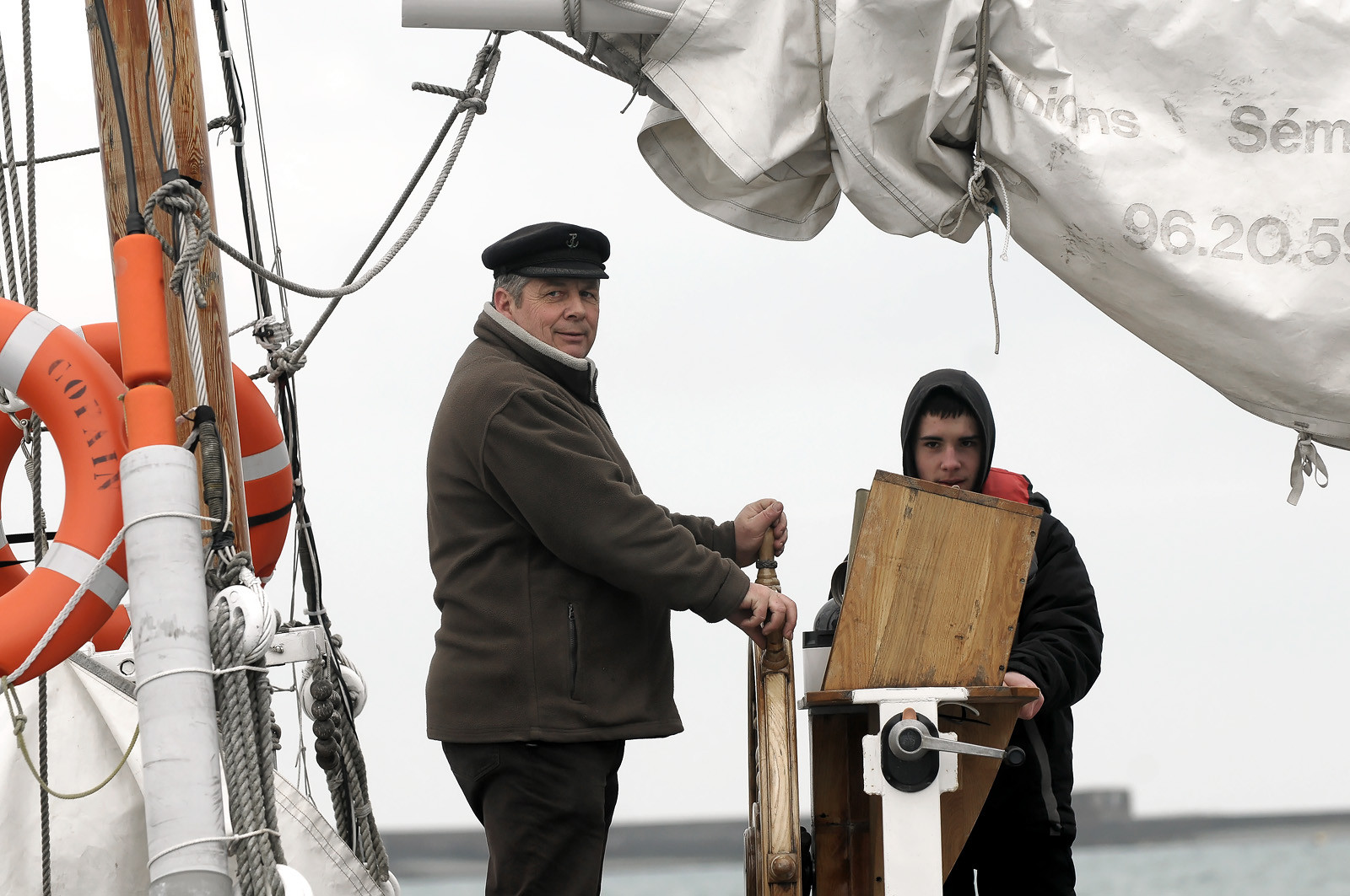 La rade de Cherbourg-en-Cotentin, qui figure parmi les plus grandes rades atificielles au monde, offre aux passionnés, débutants ou confirmés, la possibilité de pratiquer voile, aviron de mer, surf, kayak, ski nautique, funboard, plongée, kitesurf, waveski…