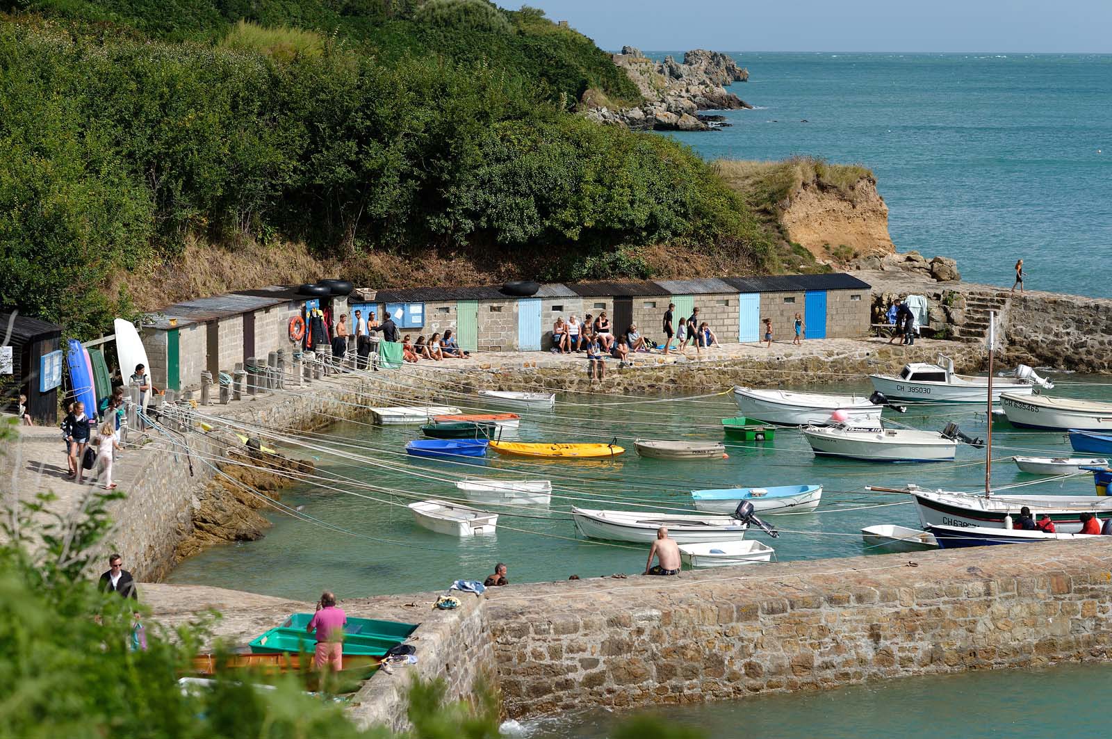 Port Racine est sans nul doute le plus pittoresque des ports de la Hague, situé à Saint-Germain-des-Vaux, il est réputé pour être le plus petit de France avec une surface de 800m2 et une ouverture entre les deux jetées de 11m.Port Racine porte le nom d'un des derniers corsaires qui sévissaient sous Napoléon, le capitaine François-Médard Racine (1774-1817).