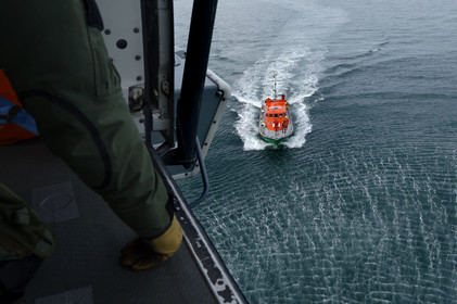 La société nationale de sauvetage en mer est une des expressions les plus abouties de la solidarité des gens de mer face aux drames et accidents maritimes à proximité de nos côtes.La SNSM actuelle est née en 1967, mais depuis plus d'un siècle et demi, des bénévoles issus du monde maritime professionnel et, de plus en plus désormais, d'autres milieux s'investissent localement pour apporter une aide irremplaçable aux usagers de la mer. Association reconnue d'utilité publique dont la mission première est le sauvetage des personnes en danger en mer, la SNSM exerce trois types d'activités : le sauvetage en mer proprement dit, la formation des nageurs sauveteurs saisonniers et la prévention des risques nautiques.Nous avons coutume de dire de nos équipages qu'ils donnent tout et ne prennent rien..sauf les risquesXavier de la Gorce , Président de la SNSM