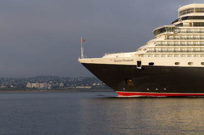 Une manoeuvre réussie est une catastrophe évitée de justesse dit-on.Une formule sans doute excessive mais qui a le mérite de maintenir à l'esprit de chacun qu'il n'existe pas de routine quand il s'agit de manoeuvrer des géants de plusieurs dizaines de milliers de tonnes dans les écluses et les bassins portuaires avec une précision de l'ordre du mètre. Tout l'art du pilote, fin connaisseur des lieux et de leurs pièges, est d'appréhender rapidement le comportement et les capacités manoeuvrières d'un navire inconnu. C'est à lui en effet qu'il appartient de conseiller le pacha pour la bonne réalisation de ce qui reste l'une des phases les plus délicates de l'expédition maritime : l'entrée en port puis l'accostage.