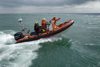La société nationale de sauvetage en mer est une des expressions les plus abouties de la solidarité des gens de mer face aux drames et accidents maritimes à proximité de nos côtes.La SNSM actuelle est née en 1967, mais depuis plus d'un siècle et demi, des bénévoles issus du monde maritime professionnel et, de plus en plus désormais, d'autres milieux s'investissent localement pour apporter une aide irremplaçable aux usagers de la mer. Association reconnue d'utilité publique dont la mission première est le sauvetage des personnes en danger en mer, la SNSM exerce trois types d'activités : le sauvetage en mer proprement dit, la formation des nageurs sauveteurs saisonniers et la prévention des risques nautiques.Nous avons coutume de dire de nos équipages qu'ils donnent tout et ne prennent rien..sauf les risquesXavier de la Gorce , Président de la SNSM